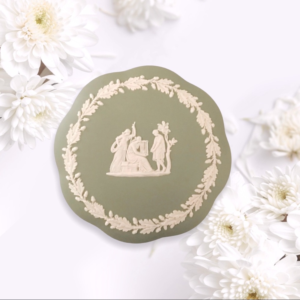 VTG Wedgwood Cream & Sage Green Box Neoclassical Motif NEW Condition - Picture 2 of 16
